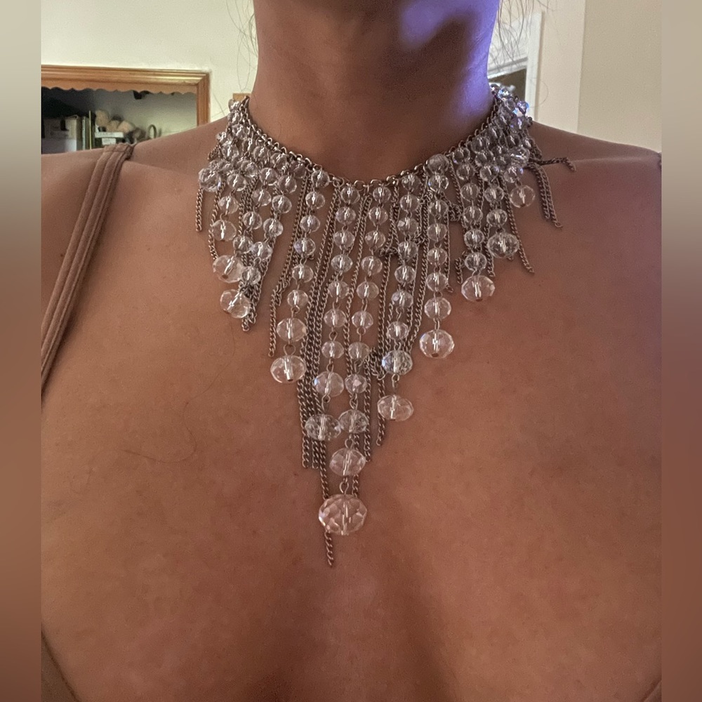 Costume jewelry: Women’s necklace